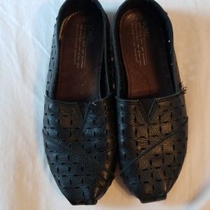 Rare black leather TOMS